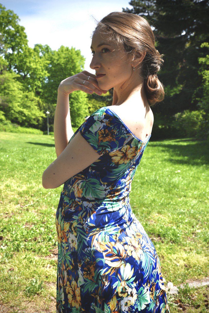 Tango-Wendekleid „Die Verträumte“ königsblau mit tropischem Print