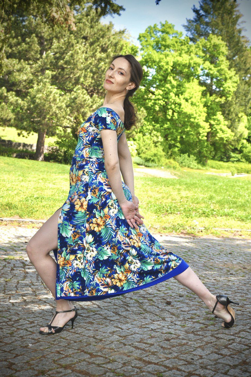 Tango-Wendekleid „Die Verträumte“ königsblau mit tropischem Print