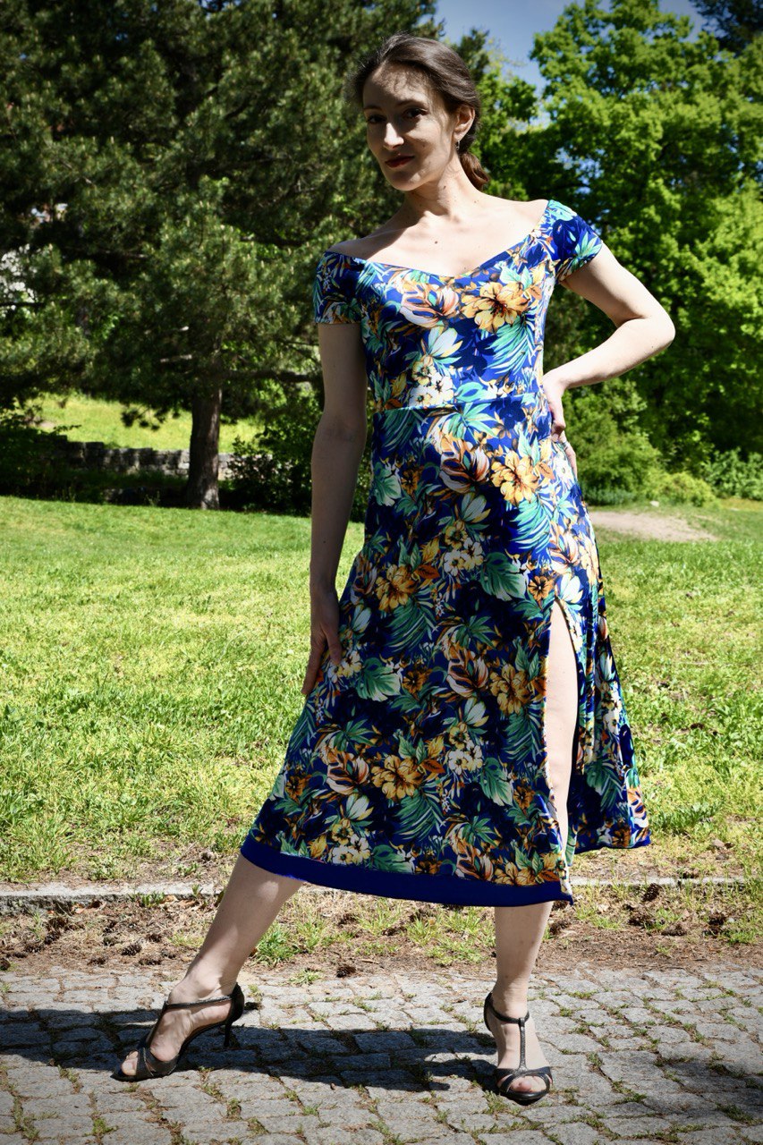 Tango-Wendekleid „Die Verträumte“ königsblau mit tropischem Print
