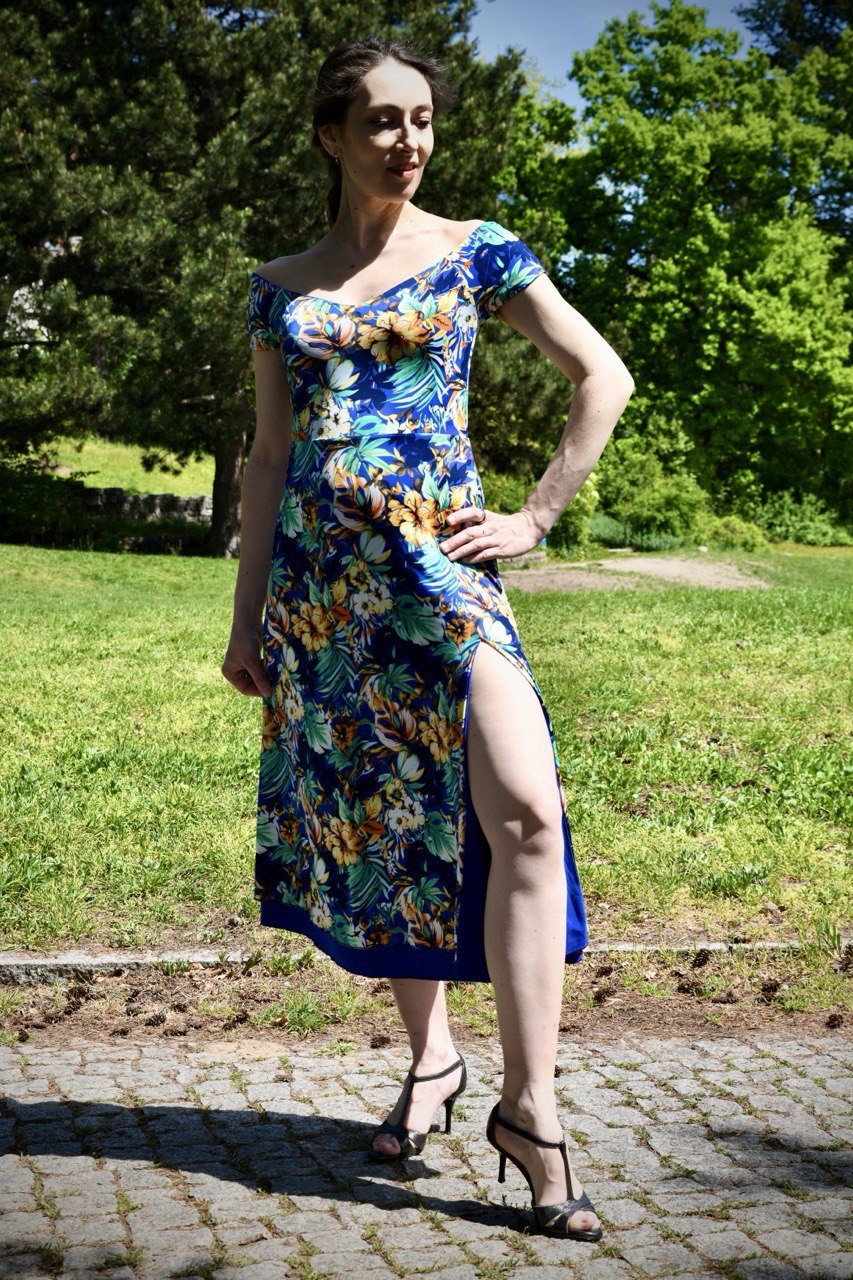Tango-Wendekleid „Die Verträumte“ königsblau mit tropischem Print